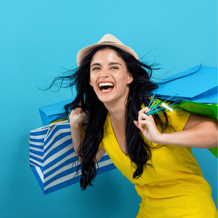 Young woman wearing a hat happily shops with her Quorum RateWise Mastercard.